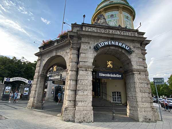 Biergarten a Monaco Lowenbraukeller