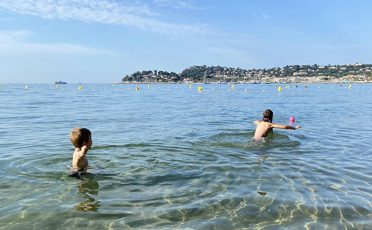 due bambini giocano in mare a Cavalaire sul Mer nel Golfo di Saint Tropez