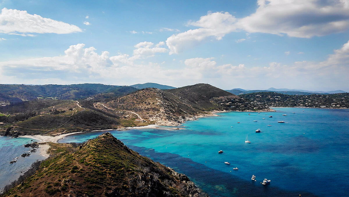 vista dal drone su cap taillat del golfo di saint Tropez 