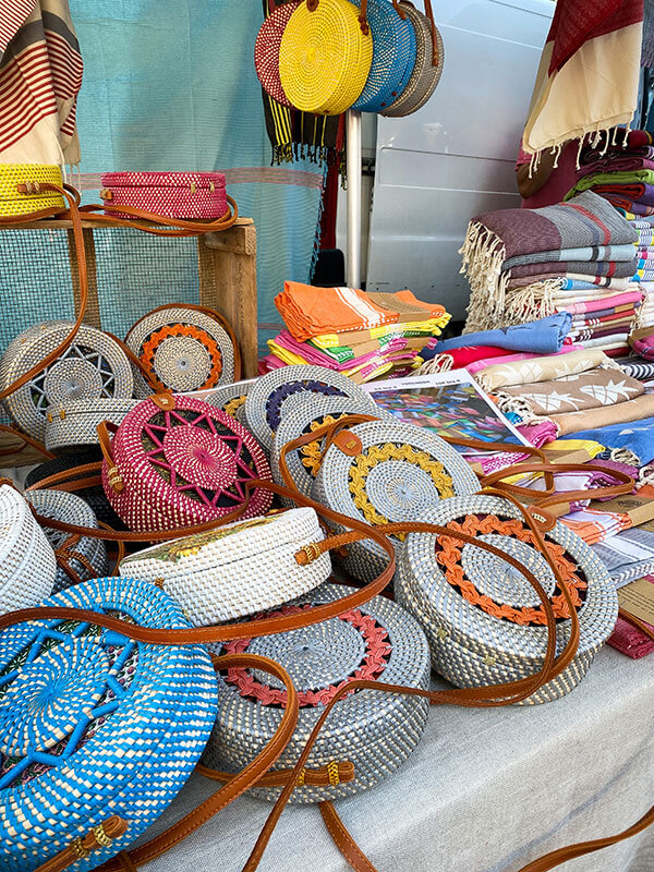 banco con borse rotonde al mercato di saint Tropez