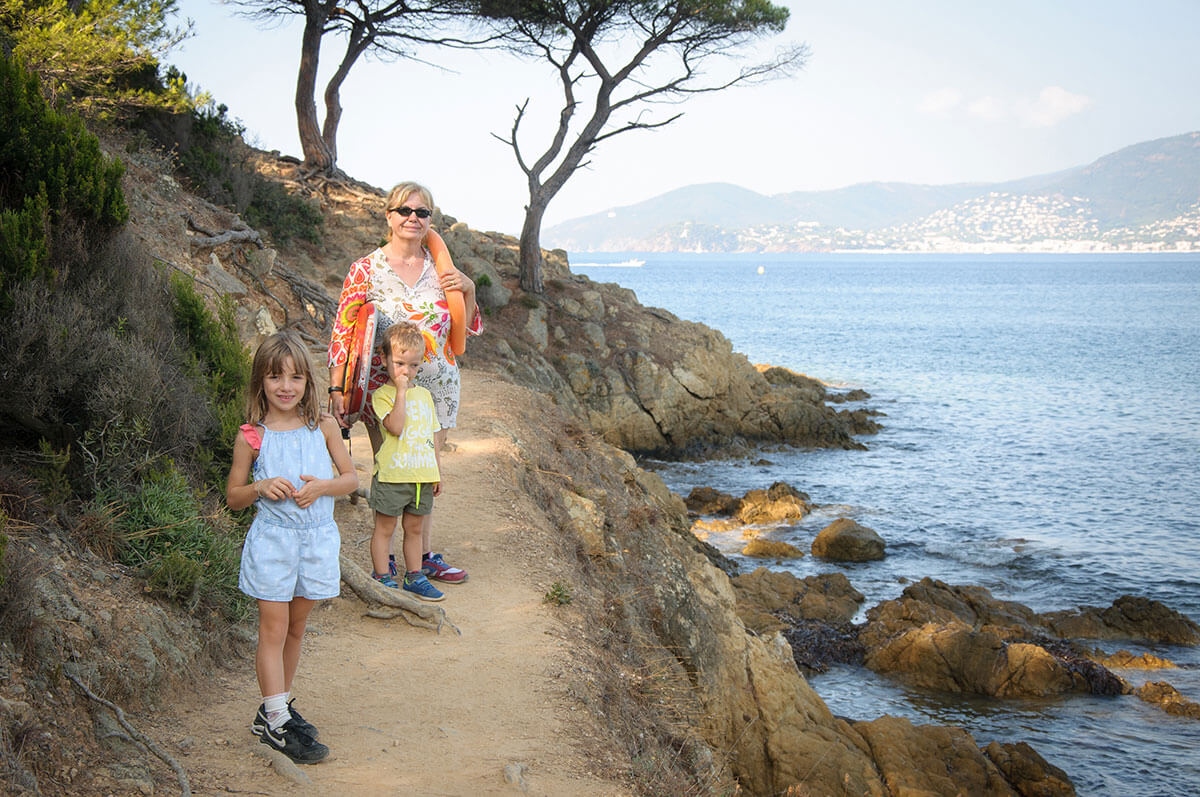 nonna e due bambini sul sentiero del litorale vista mare