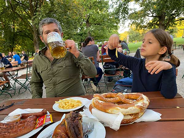 Papà e figlia mangiano al Hirschgarten di Monaco