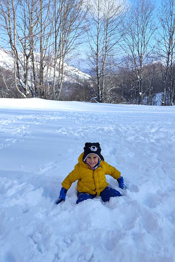 bimbo in mezzo alla neve