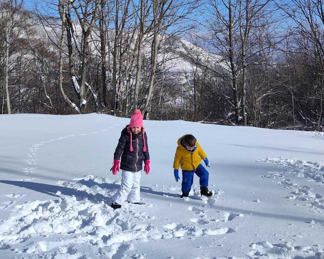 bimbi sula neve