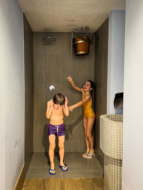 due bambini giocano con la doccia gelata alla spa