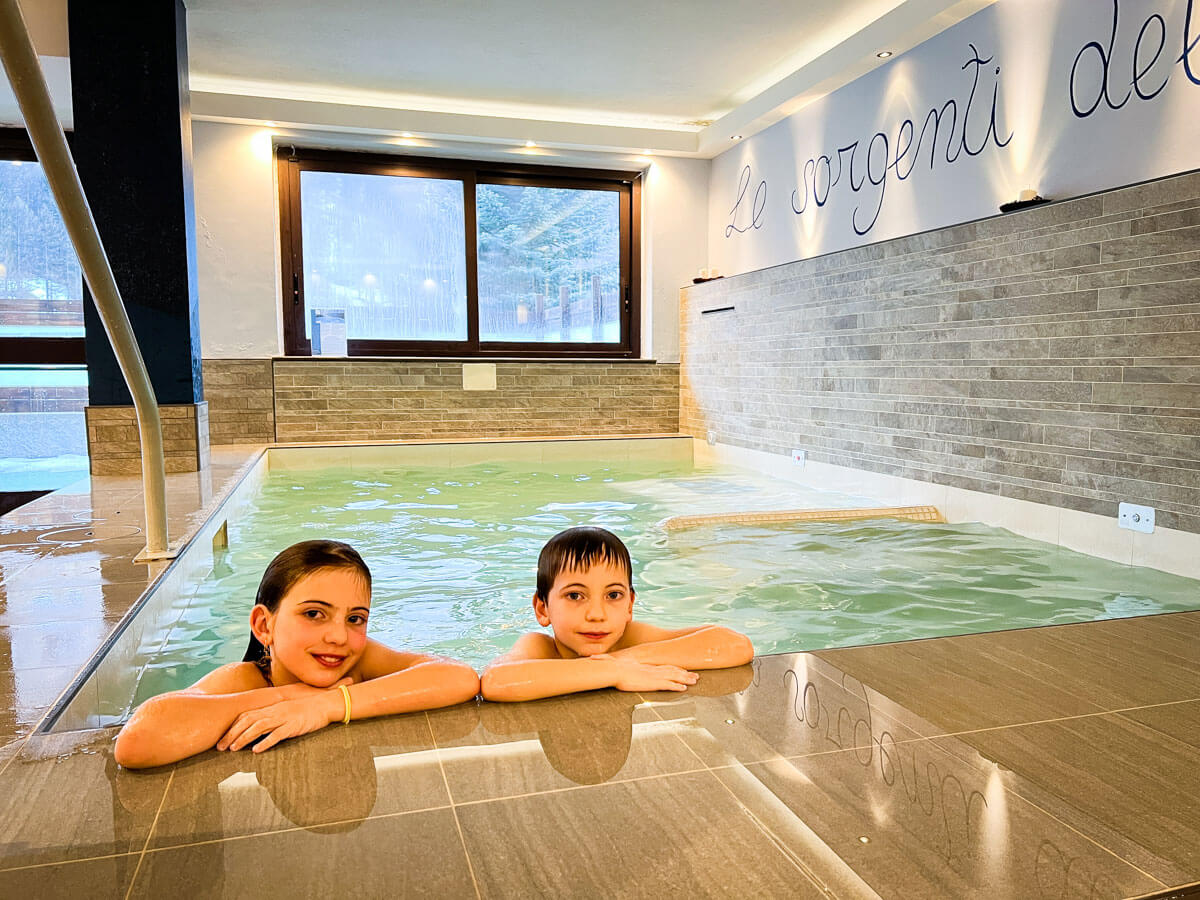 due bambini nella spa del villaggio gofree