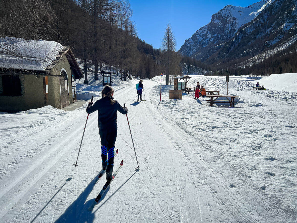 bambini sugli sci nella pista della val trincea a Pragelato