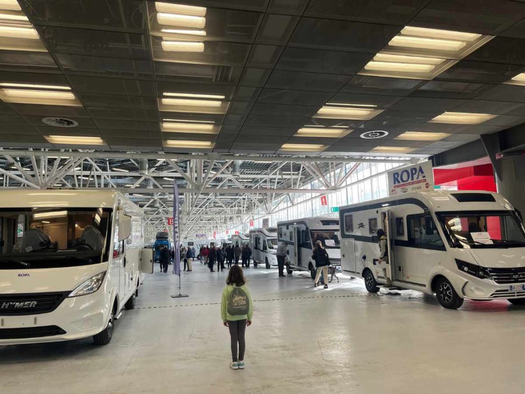 bambina in mezzo a camper a liberamente fiera