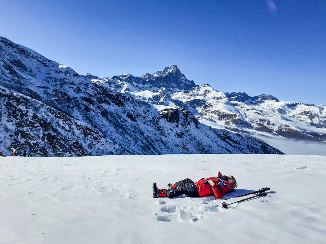pian munè bambin odisteso sulla neve con il monvisio alle spalle