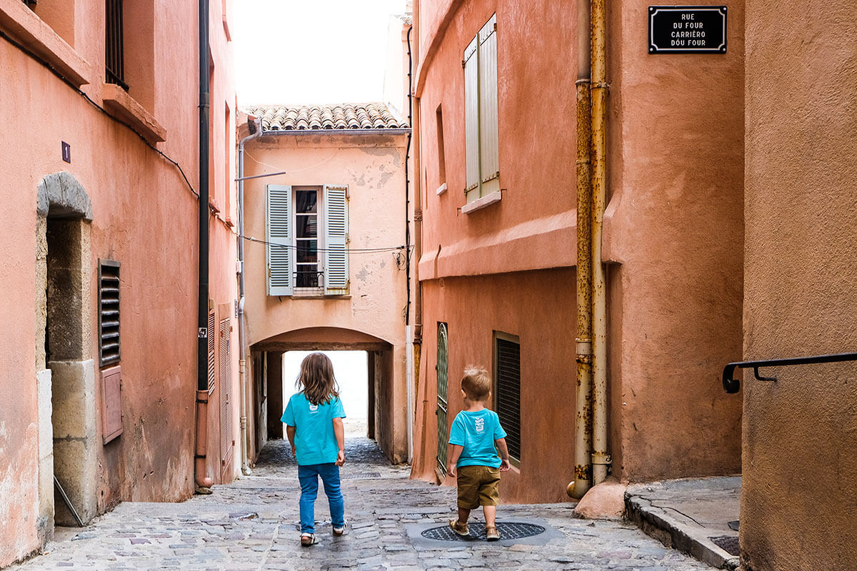 due bambini con maglietta azzurra in un vicolo di Saint Tropez