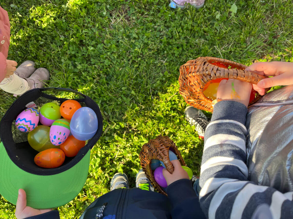 bambini con cestini con uova