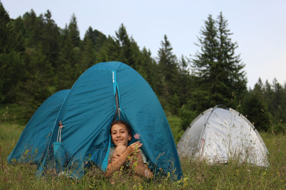 ragazzina in tenda in montagna