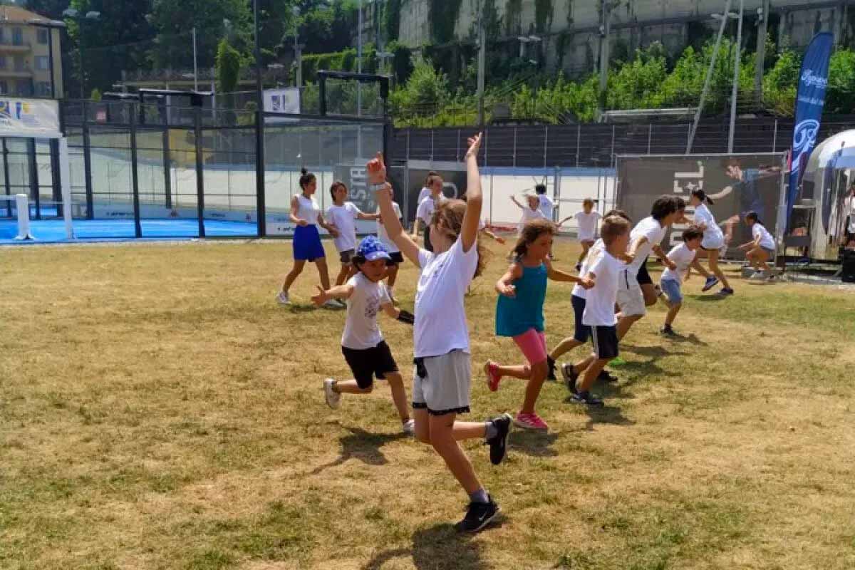 Campoe estivo motovelodromo , ragazzi che giocano all'aperto