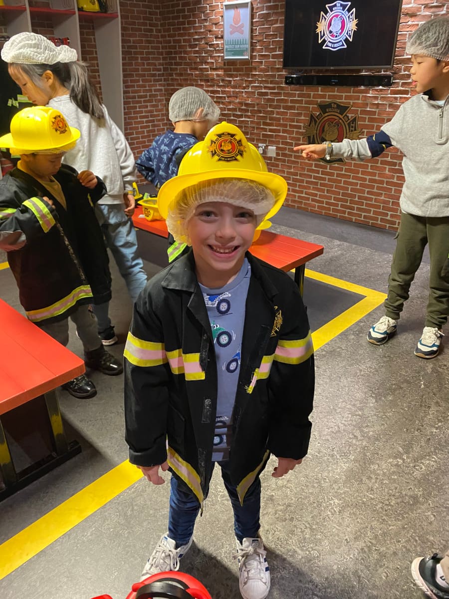 Bambino con divisa da pompiere