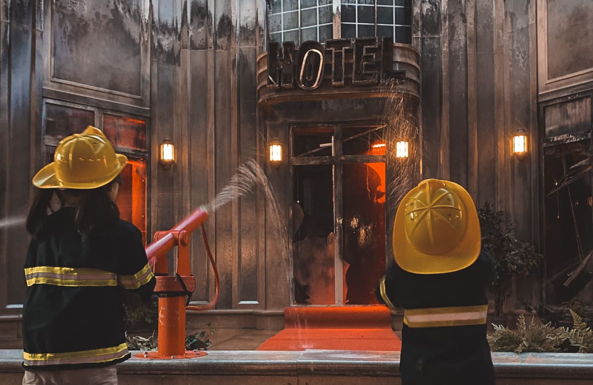 bambini spengono un incendio