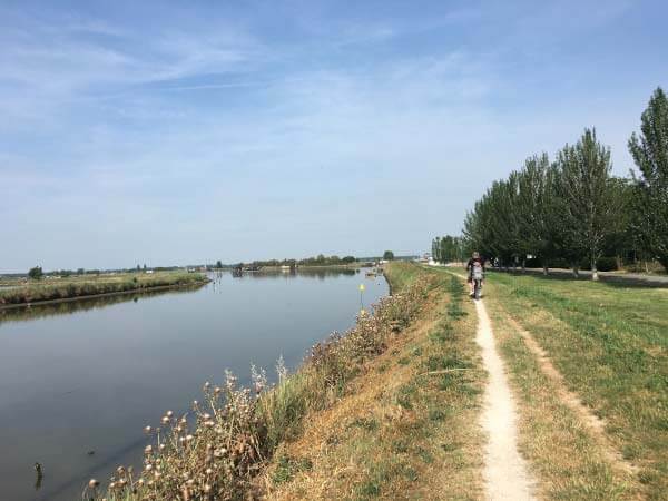 in bicicletta accanto alla laguna