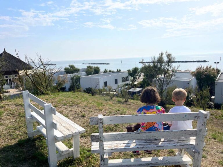 bambini su una panchina guardano il mare, al camping Florenz di Comacchio