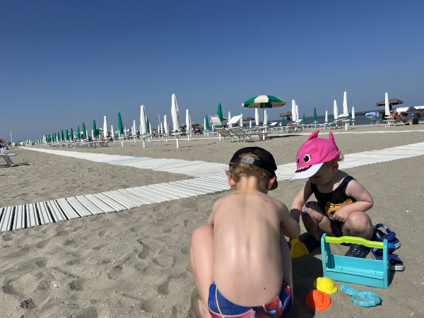 bimbi in spiaggia