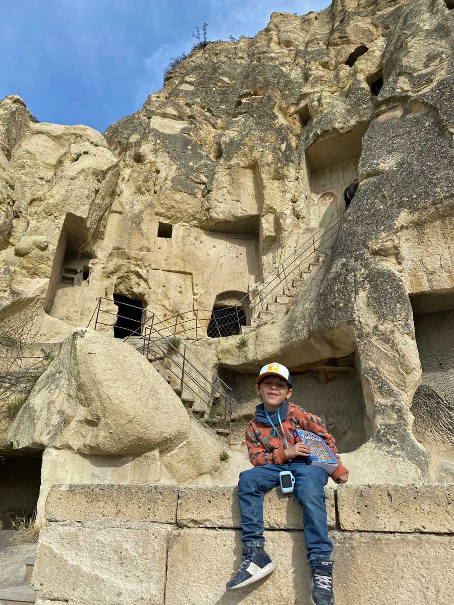 bambino rocce cappadocia