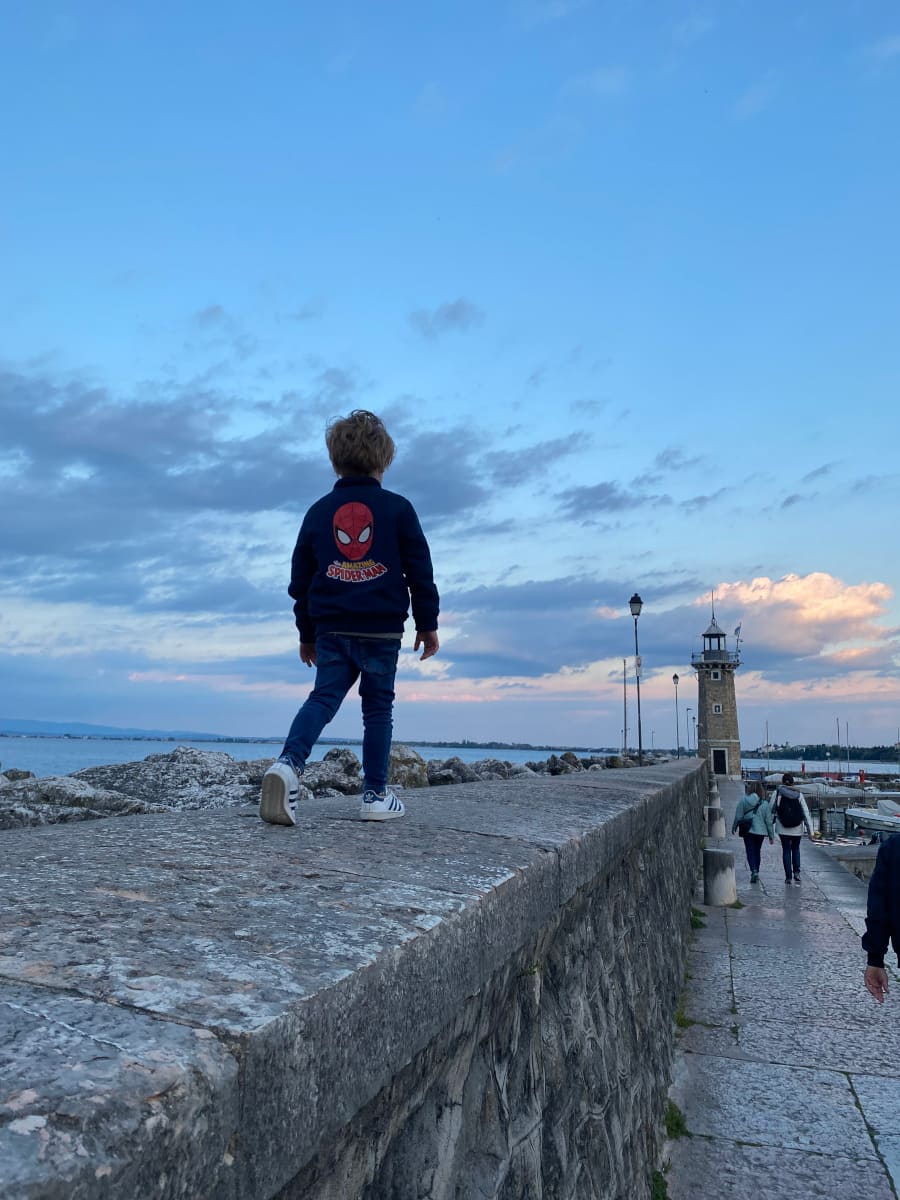 bambino cammina verso il faro