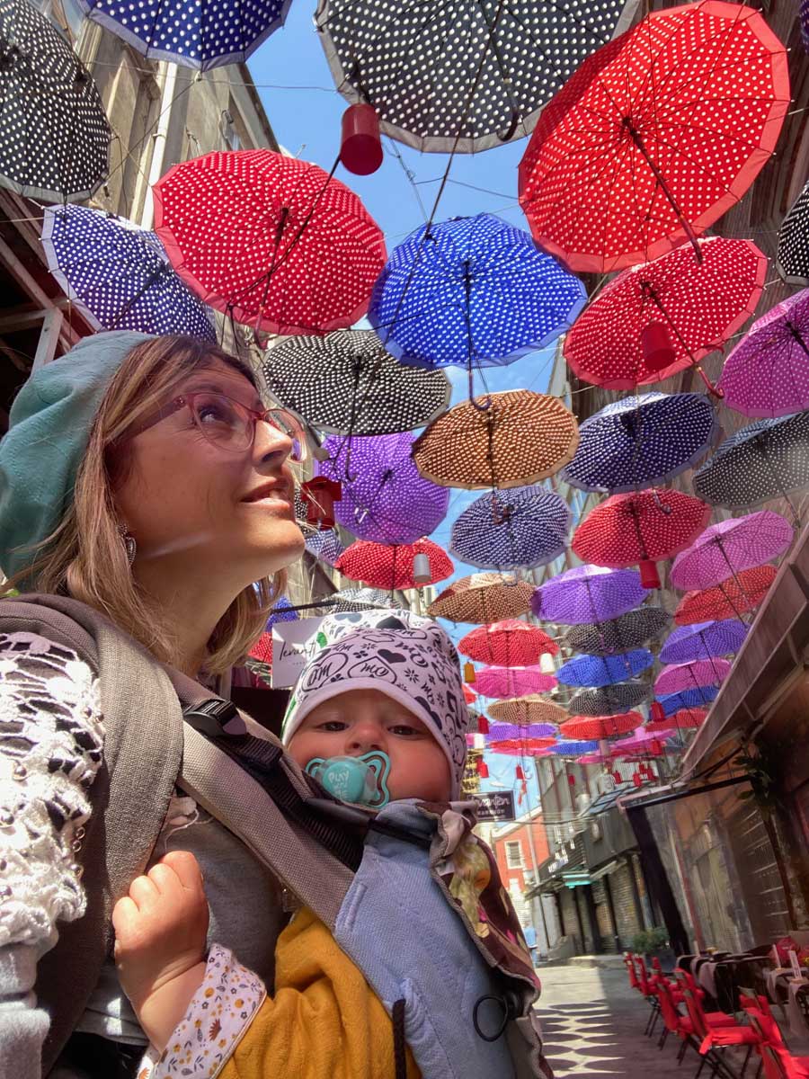 mamma e bambina ombrelli colorati