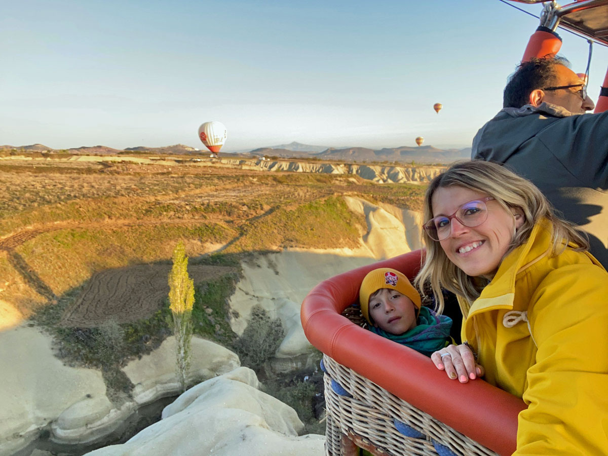 mamma e bambino mongolfiera