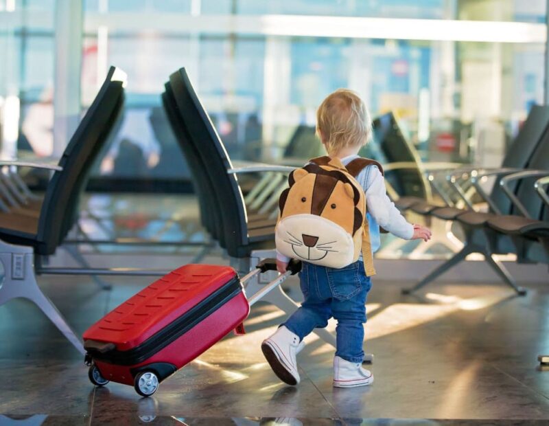 bambino trascina valigia