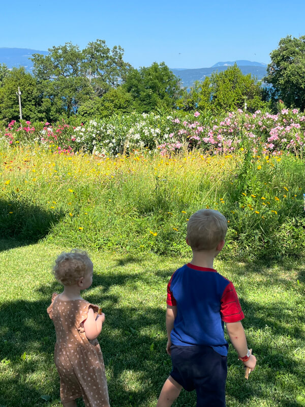 bimbi davanti a prato fiorito