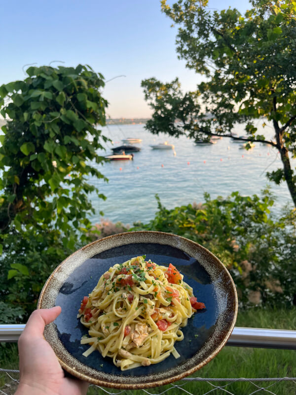 pasta davanti al lago