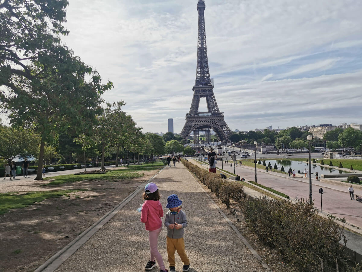 bimbi davanti alla tour eiffel