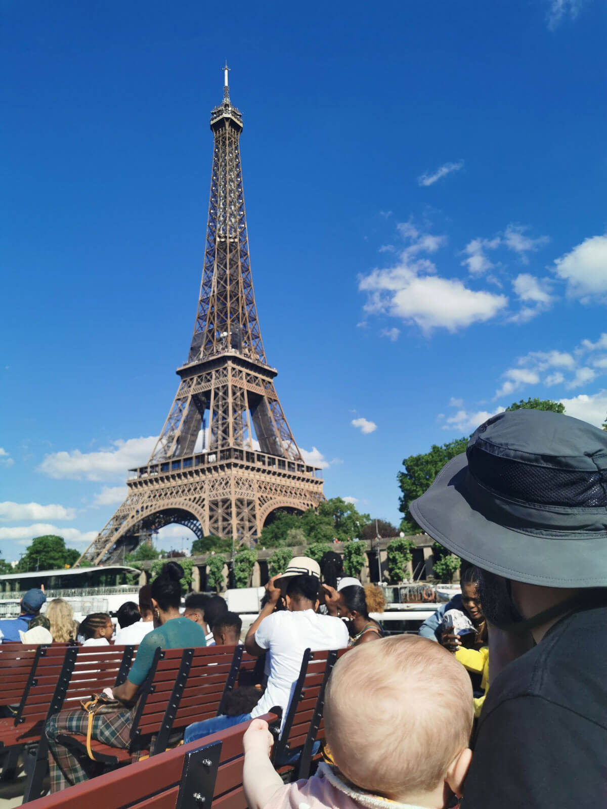 bimba in braccio al papà davanti alla torre eiffel