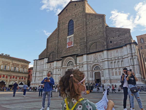 bambini davanti a san petronio