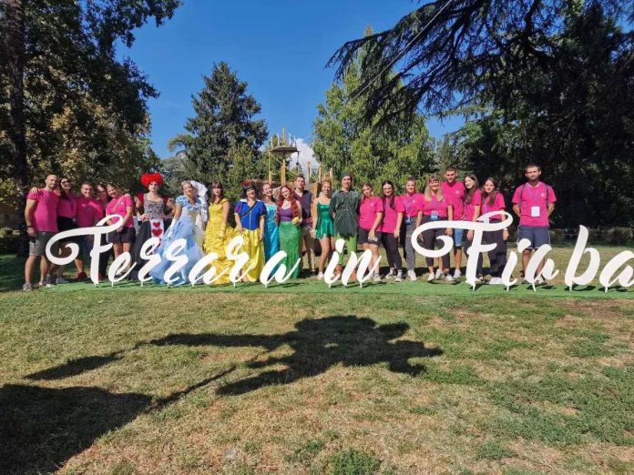 gruppo personaggi davanti alla scritta ferrara in fiaba