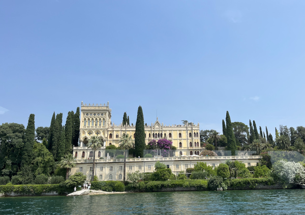 isola vista dal lago