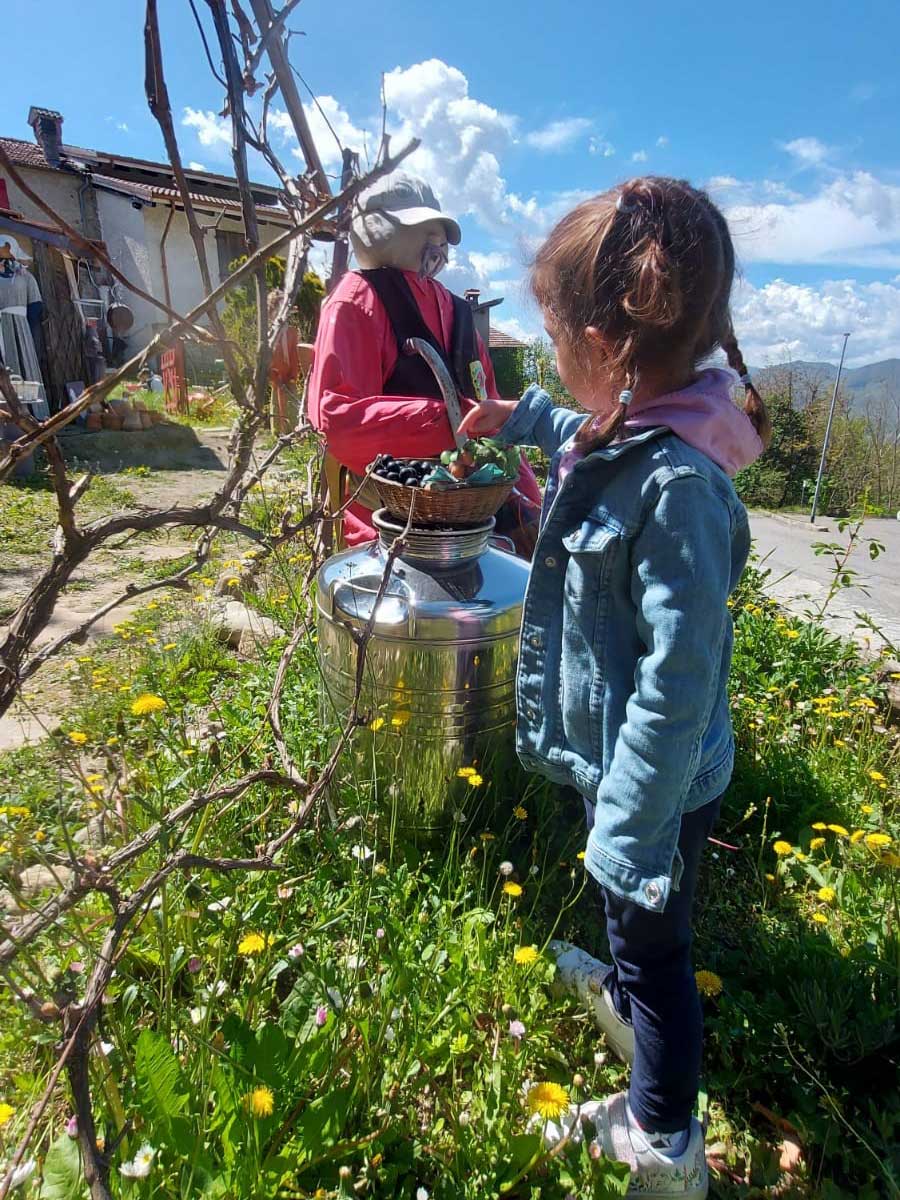 bambina con spaventapasseri