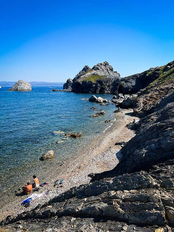 caletta a Porquerolles con due persone sulla spiaggia