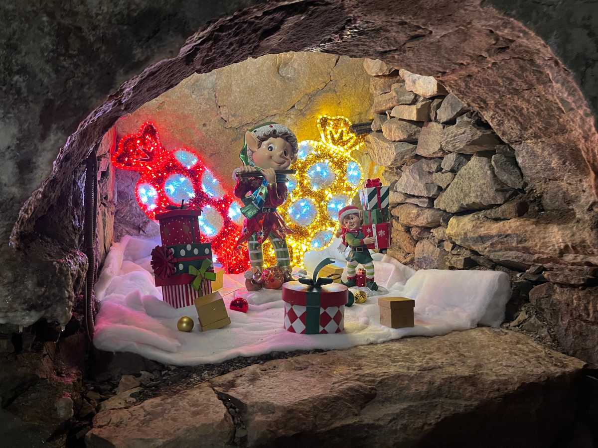 allestimenti all'interno della grotta di babbo natale
