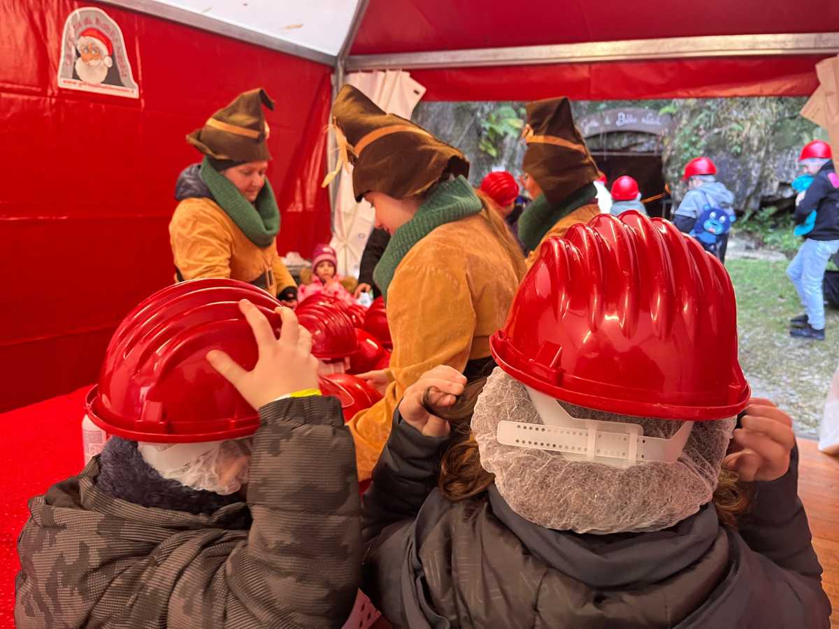 caschetti protettivi per entrare nella grotta di Babbo Natale