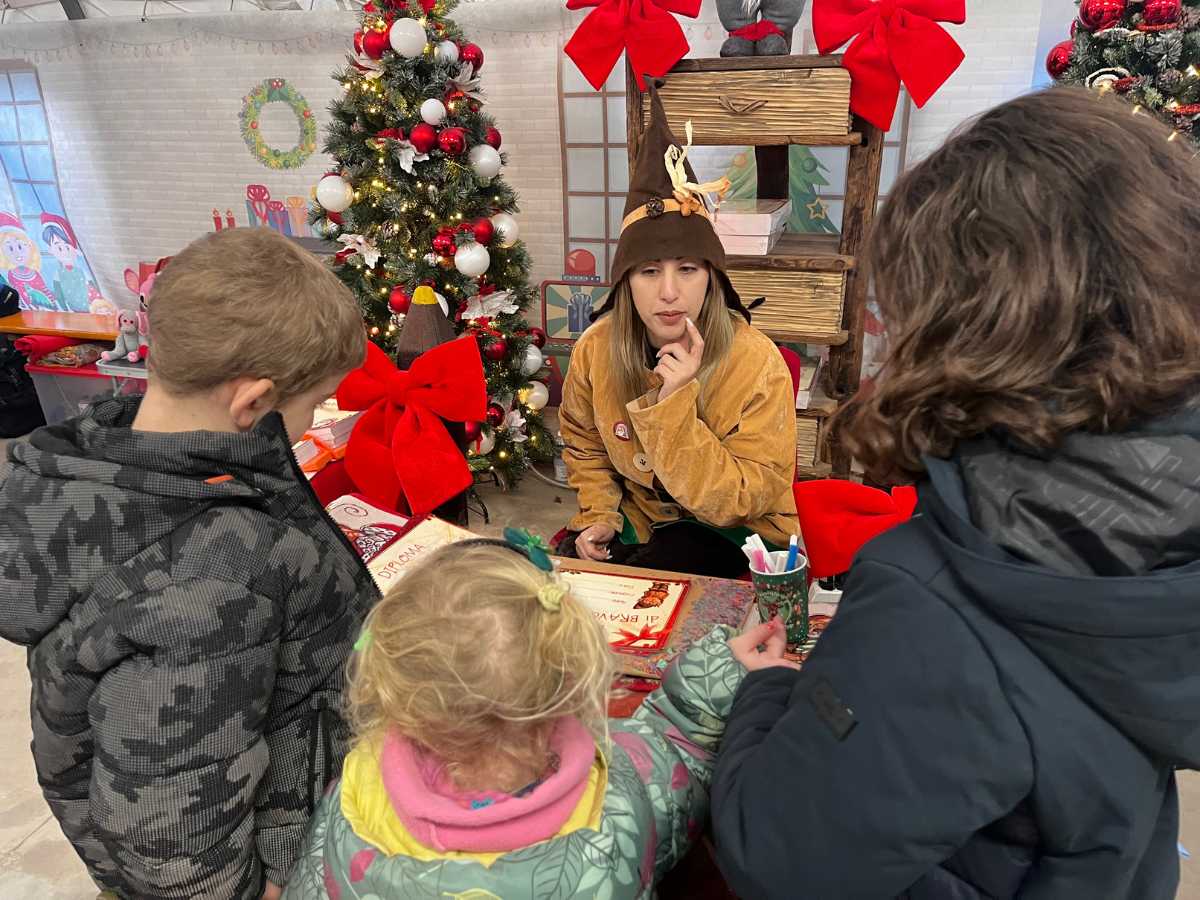 elfo consegna diploma ai bambini alla grotta di babbo natale