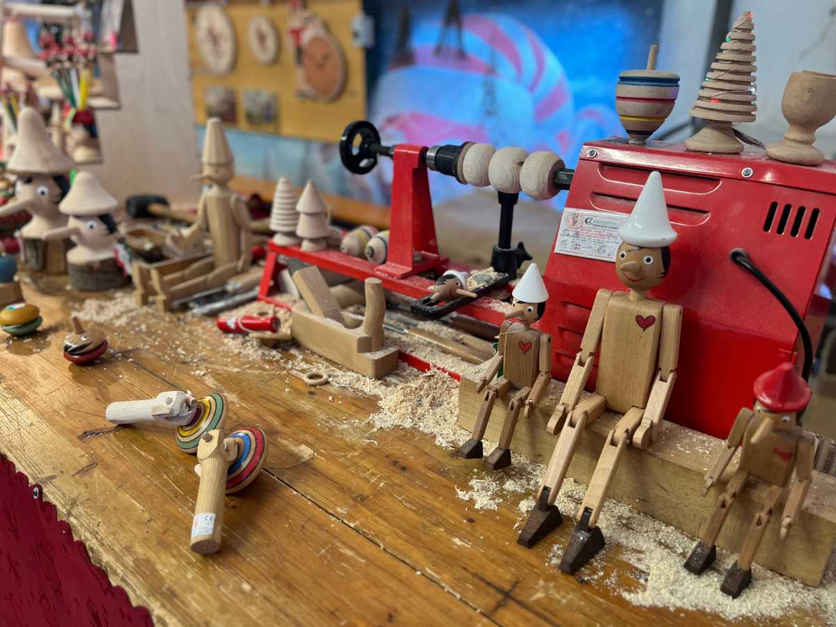 stand elfo falegname alla grotta di babbo natale