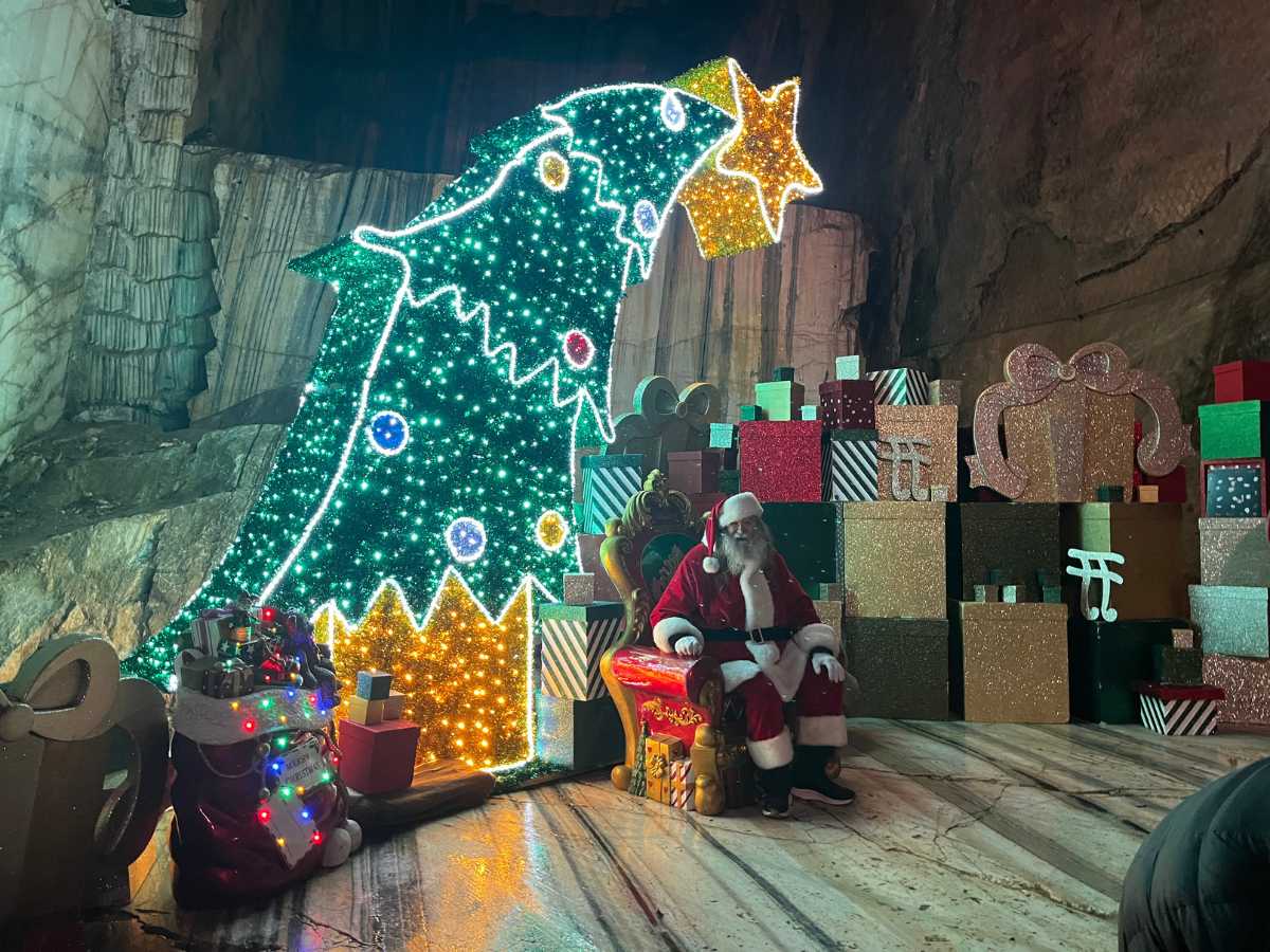 babbo natale all'interno della grotta a Ornavasso