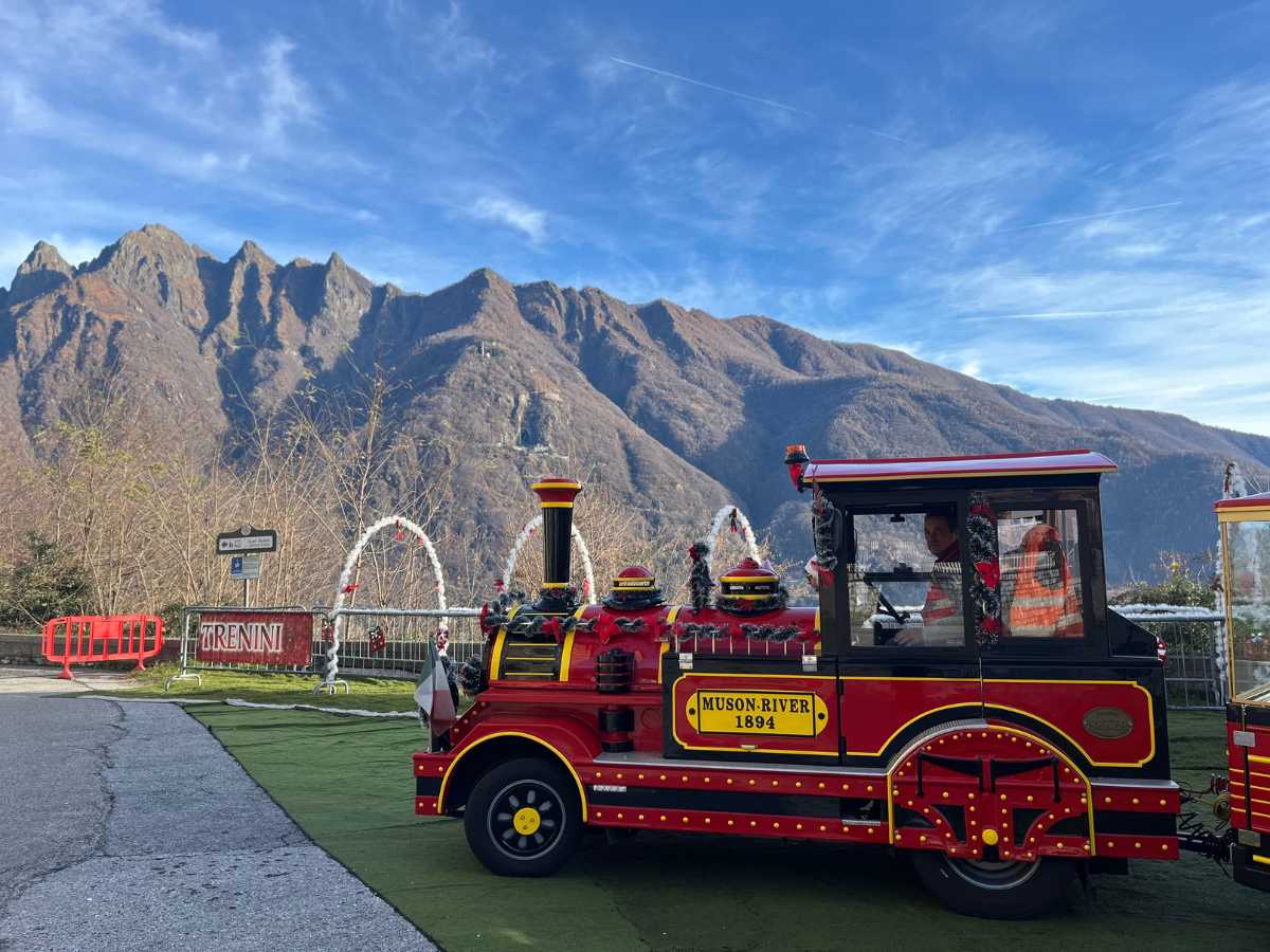 trenino grotta di babbo natale