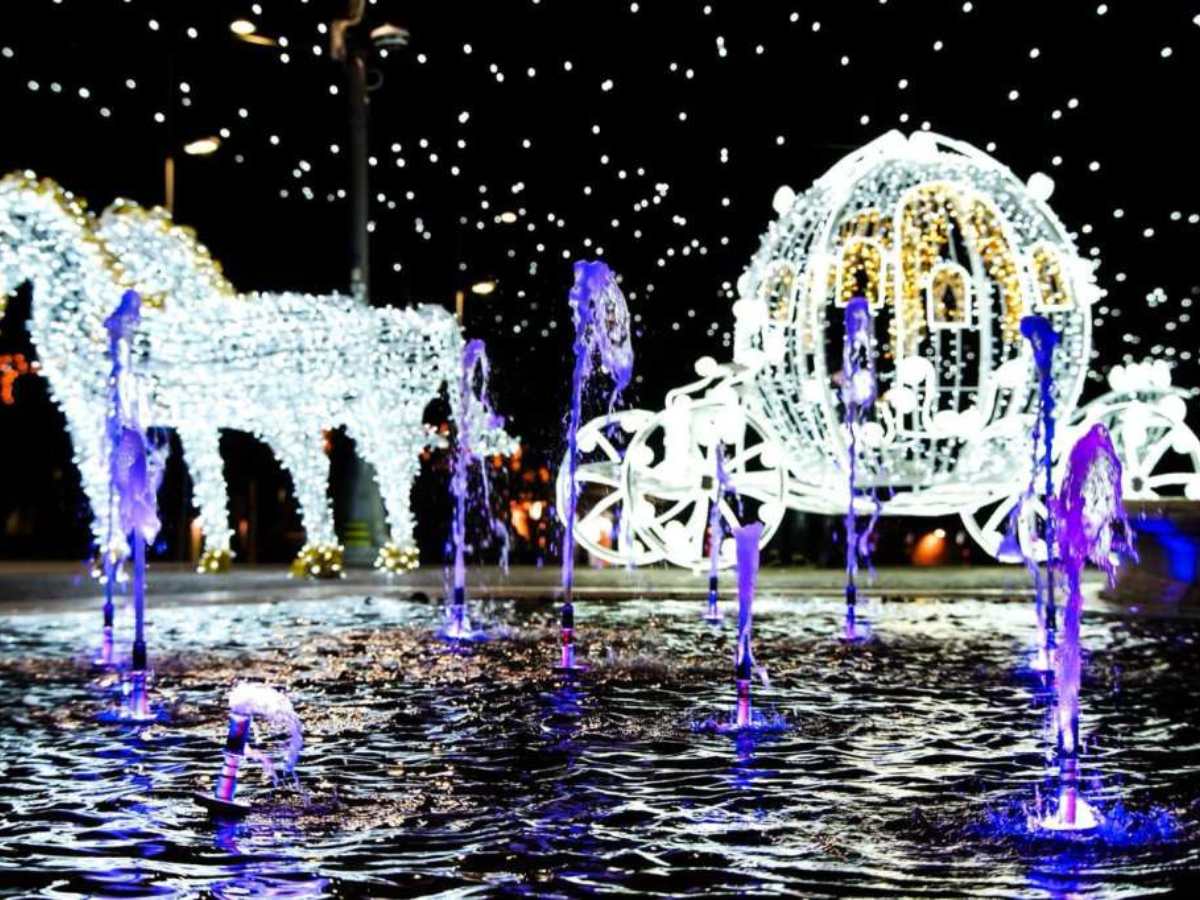 carozza con cavalli di luci al mercatino di natale di Avezzano
