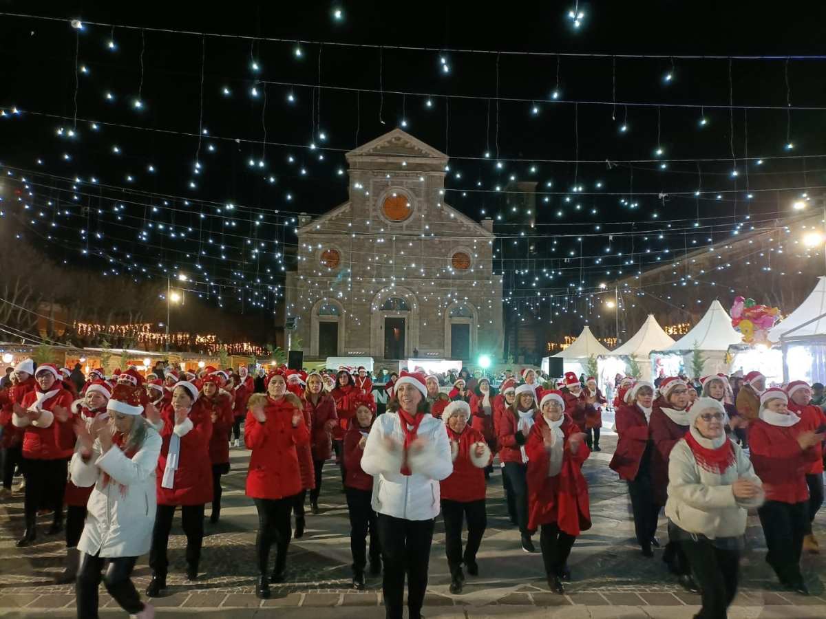 piazza Risorgimento ad Avezzano durante i mercatini di Natale