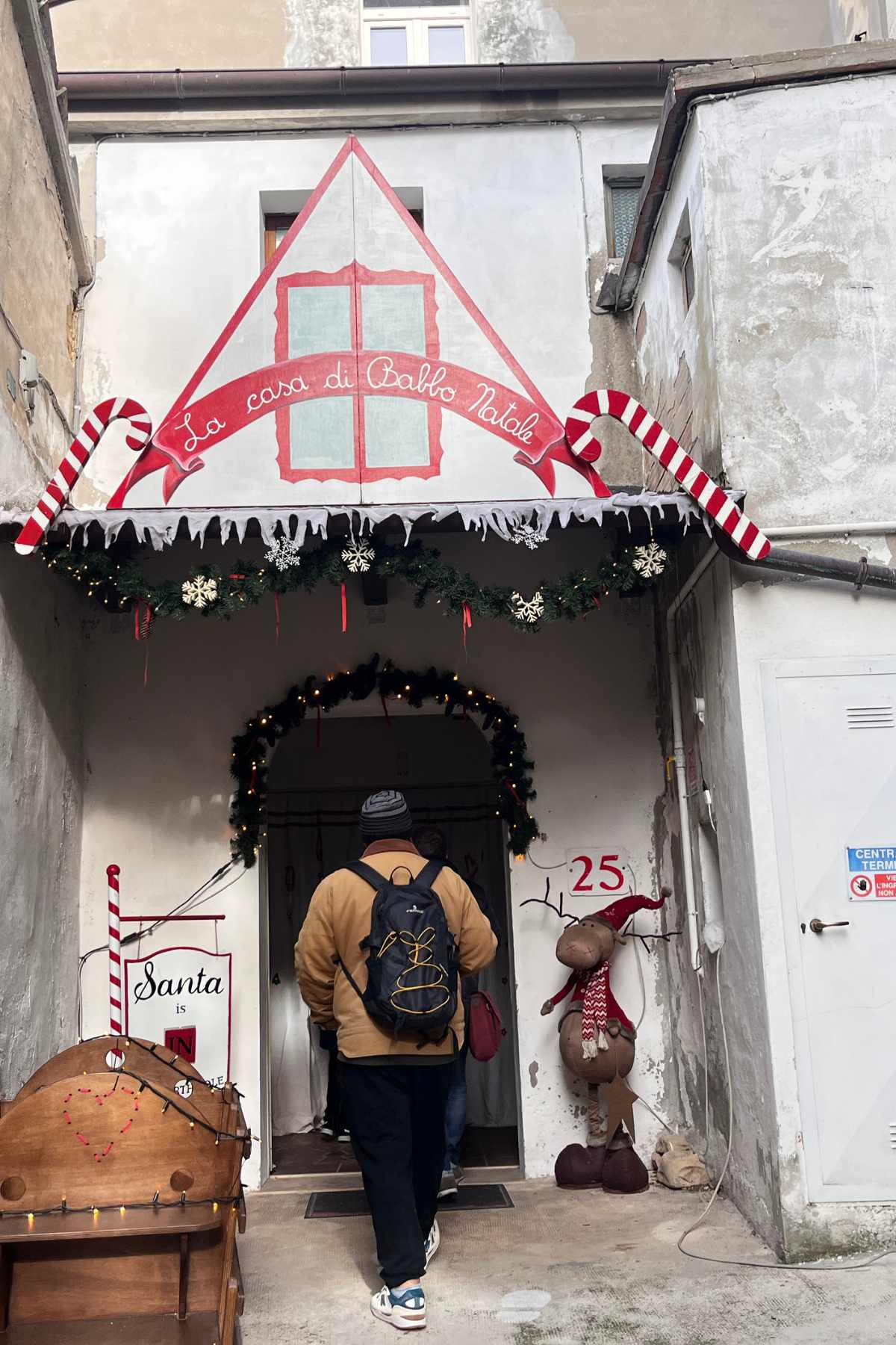 ingresso casa di babbo natale natale a mombaroccio