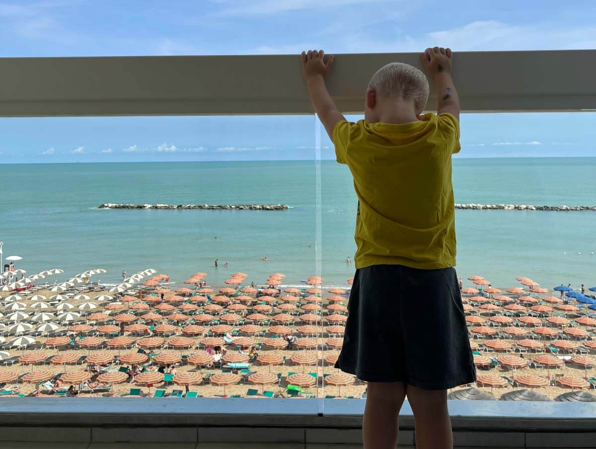 bimbo sul terrazzo davanti al mare