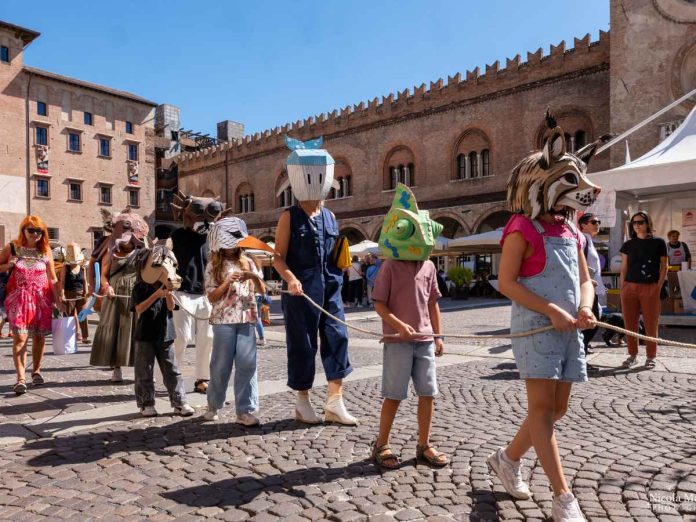 segni festival mantova bambini con maschere partecipano a segni