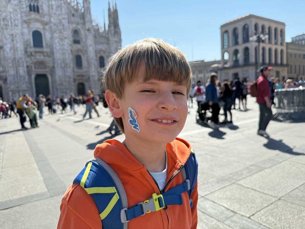 visite guidate milano per bambini: bambino in piazza duomo