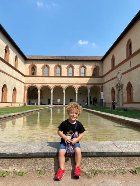 Bambino in un cortile del Castello Sforzesco