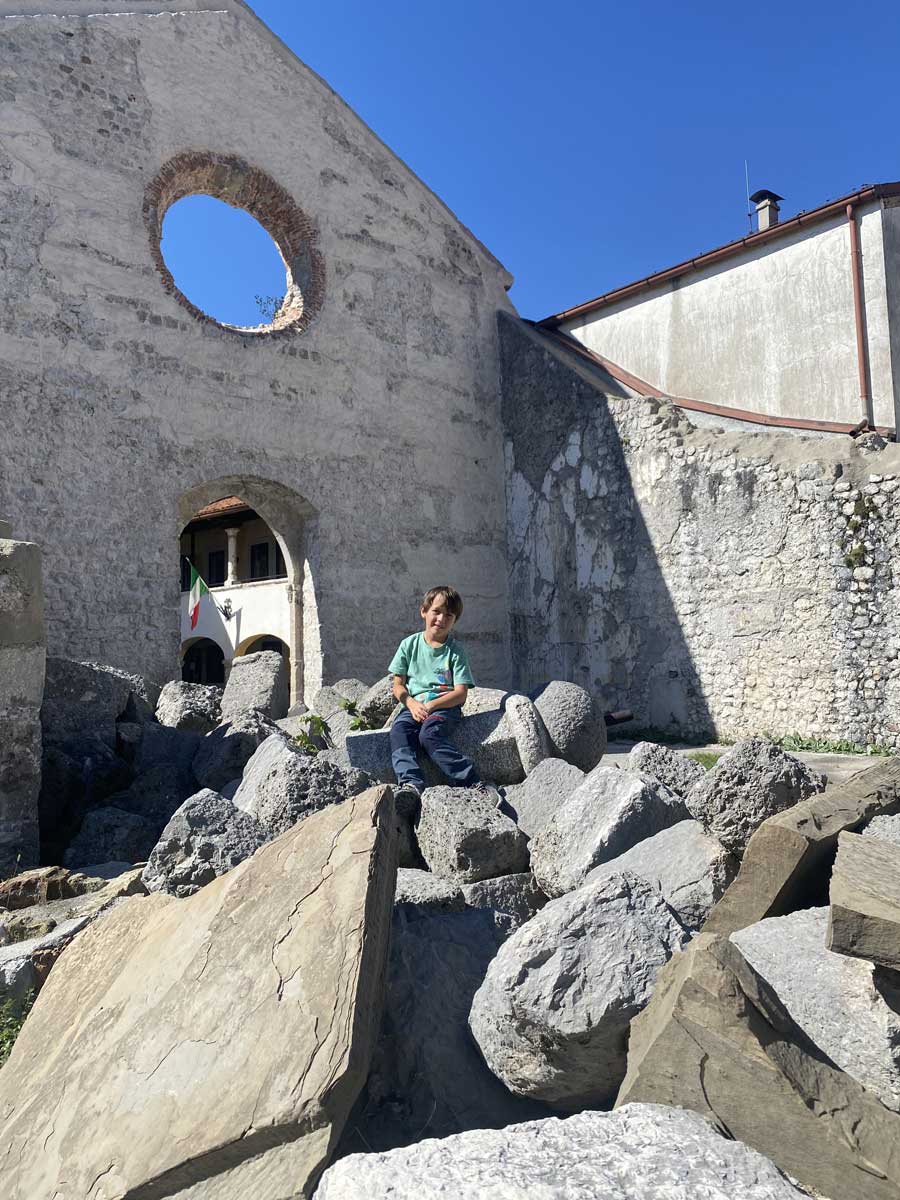 bambino resti chiesa distrutta